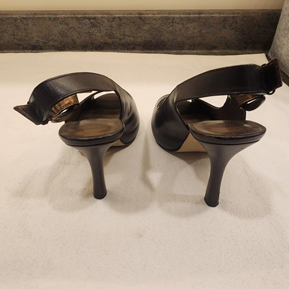 Leather pump w/ peep toe. Size 5W - Picture 5 of 5